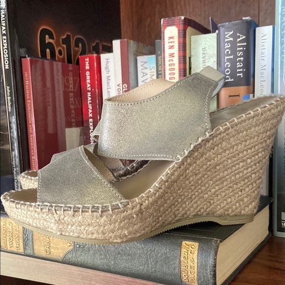 NWOB André Assous Reese Pewter Leather Espadrille Wedge Sandal Women's Size 6 - Picture 5 of 12